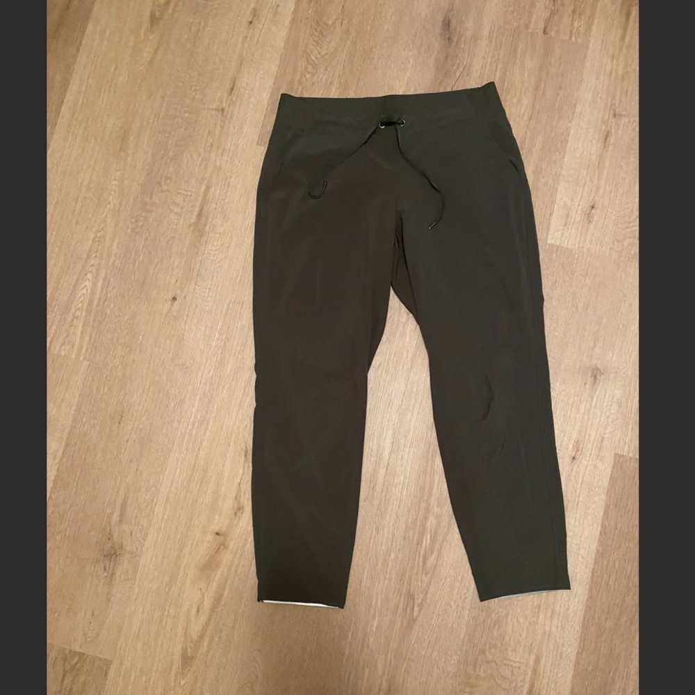 Athleta travel pant! Cropped, jogger style. Olive green with pockets